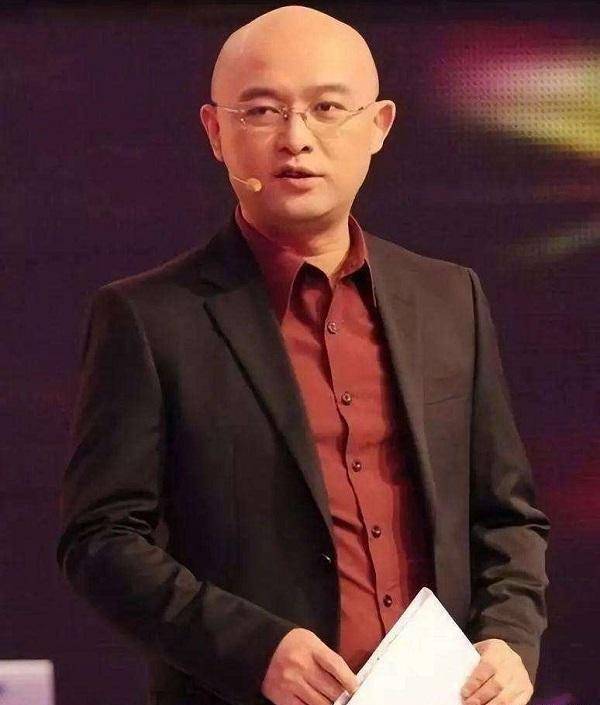 时候躺病床的照片,从曝光的画面中可见,孟非老师的精神状态非常不佳