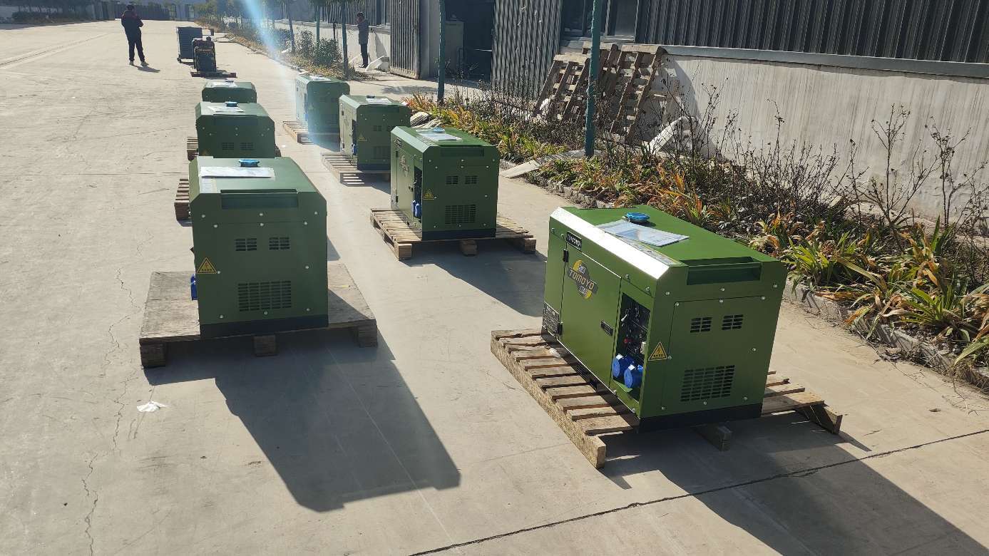 静音型发电机机组就是在原有的发电机组的基础上,装一种静音装置,这种