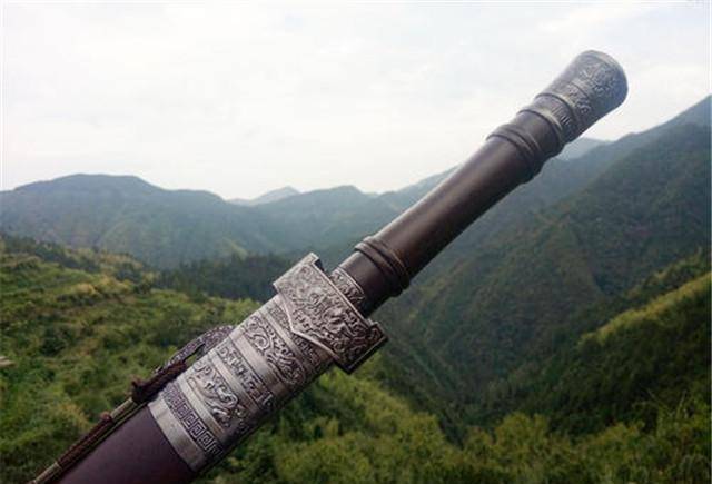 原创郑国荣造的三把剑一把卖出高价一把开创历史一把为金庸所邀