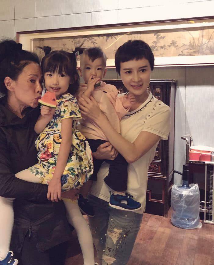 原创金巧巧总有一种乡土气质素颜加上短发老了更没了女人味