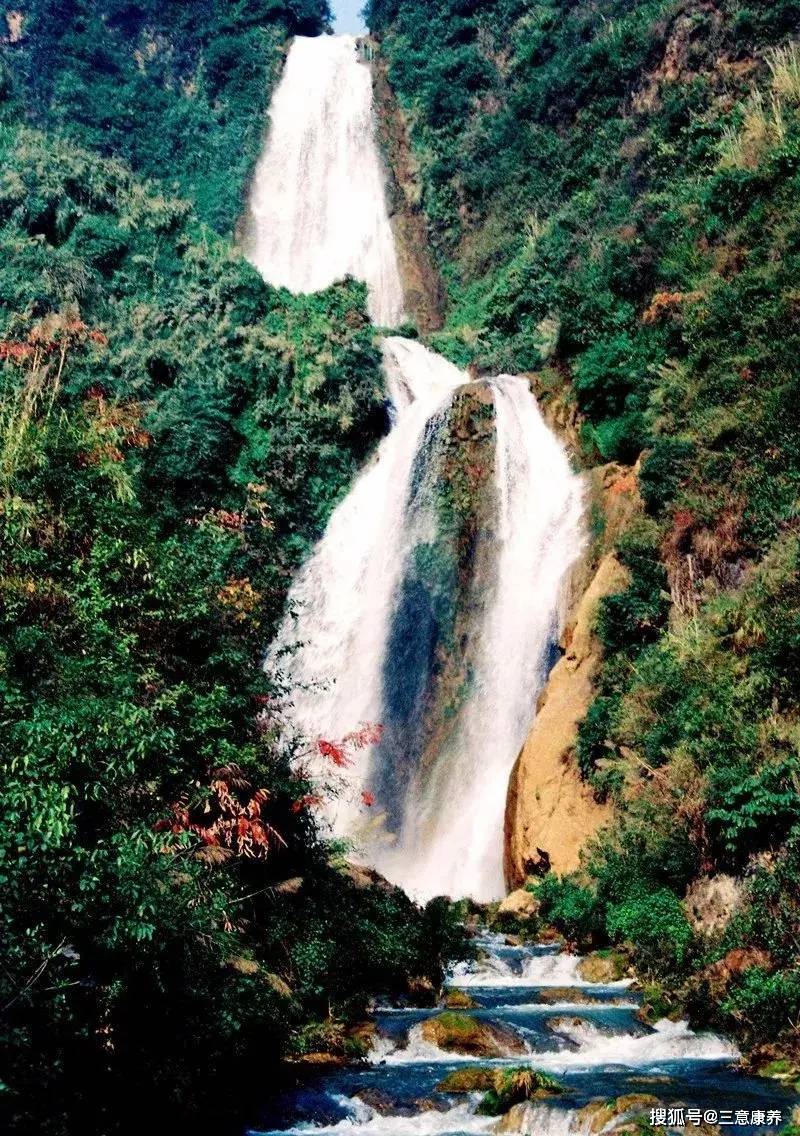 四周山石包围,颇为壮观跳跃在岩崖之上,气势浩大瀑布之水穿越山林而来