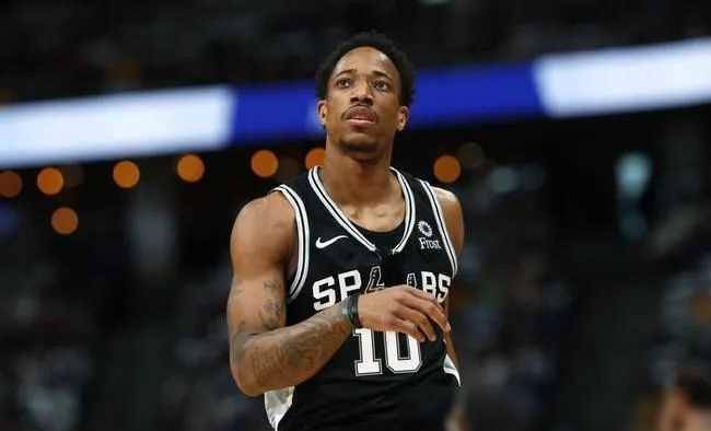 如今,尽管时光已经不再青春,但德罗赞和洛瑞依然在自己的领域里闪耀着