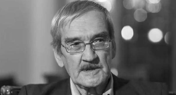 然而彼得罗夫却并没有这样做,他只是紧紧盯着仪器一动不动,就这样持续