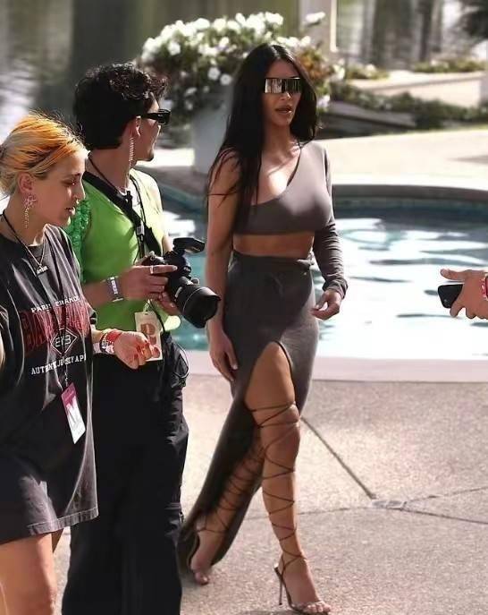 原创金卡戴珊高调亮相音乐节穿绑带高跟鞋把腿勒出几圈肉身材好辣