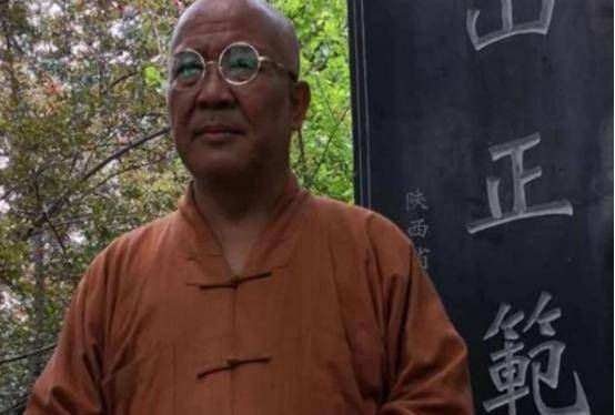 原创杨彦53岁迎娶21岁非洲女学生生俩混血儿后却遁入空门