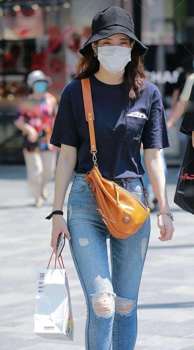 穿上华丽优雅女神范的瑜伽裤装扮显得腰细腿长优雅时髦