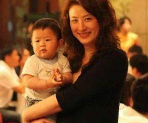 王志文的妻子是陈坚红也是一个非常优秀的人.