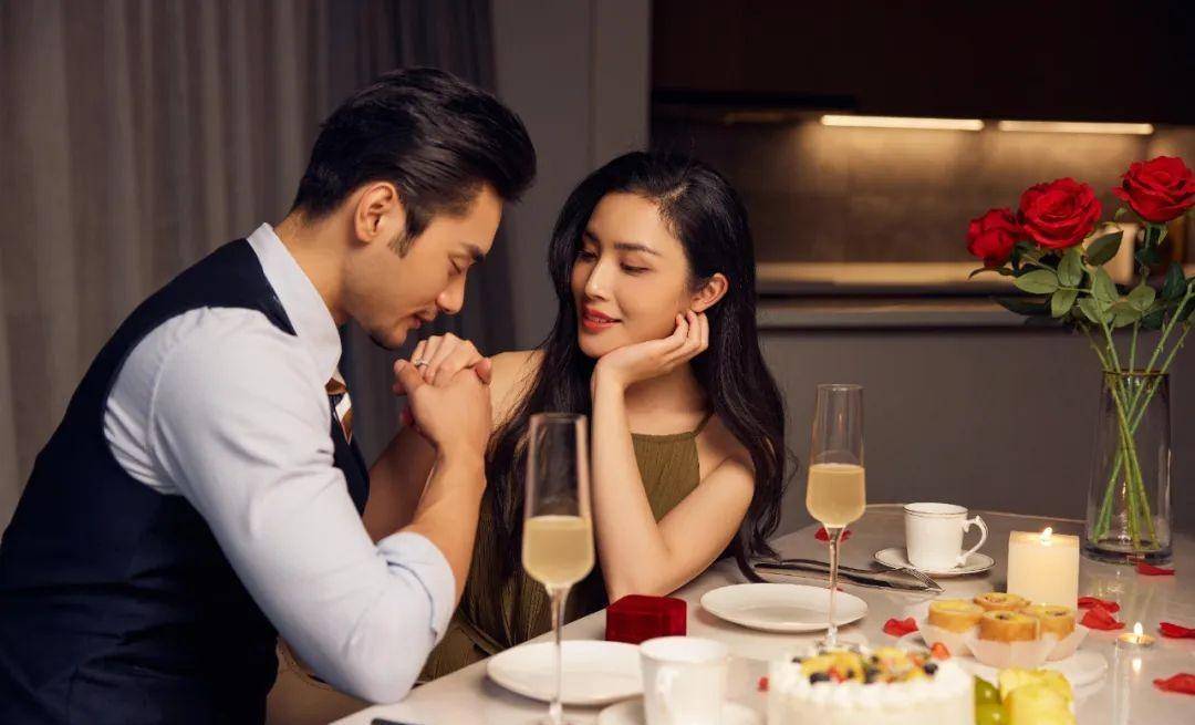 原创人到中年想念白月光男人对初恋的执念藏着内心的虚弱与自恋