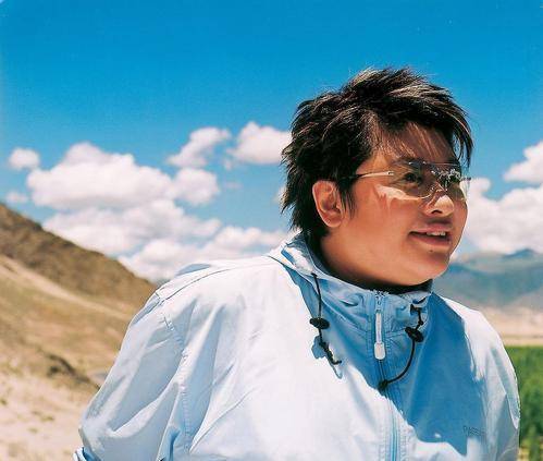 原创韩红坚守慈善20年爱心驰援武汉像军人一般坚强