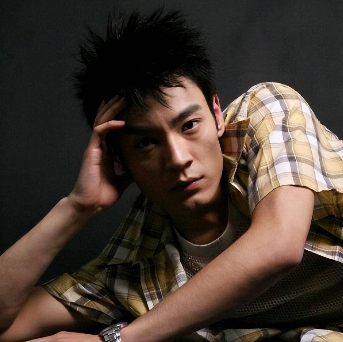 他是靳东同班同学娶过郝蕾爱过王珞丹负了殷桃后娶小10岁的她