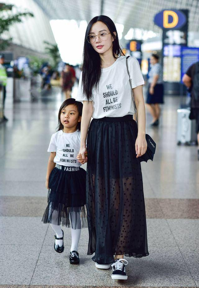 原创李小璐自拍终于迎来好评亲子装穿出知性妈妈范都是甜馨的功劳