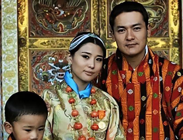 不丹国王17岁登位娶同胞4姐妹生10个孩子51岁退位享福