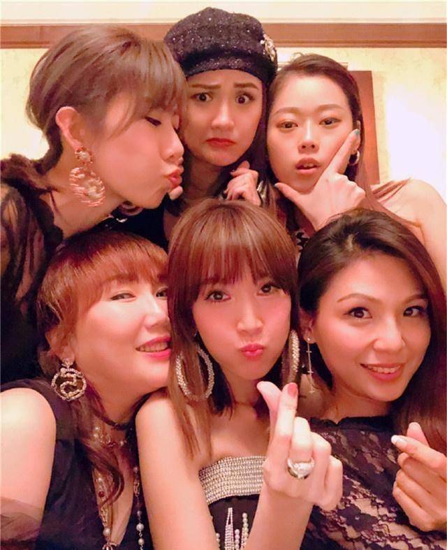 原创陈若仪和闺蜜们一起庆生对着生日蛋糕许愿嘟嘴吹蜡烛