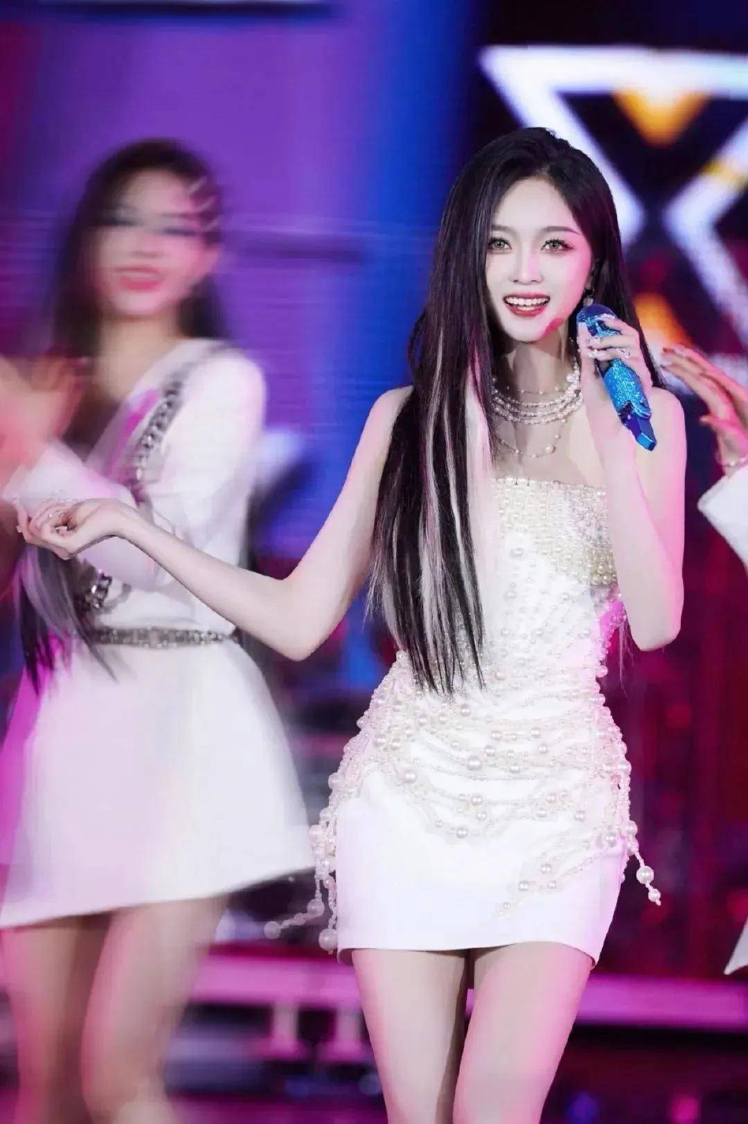 她曾是女子演唱组合宇宙少女和火箭少女101的成员.