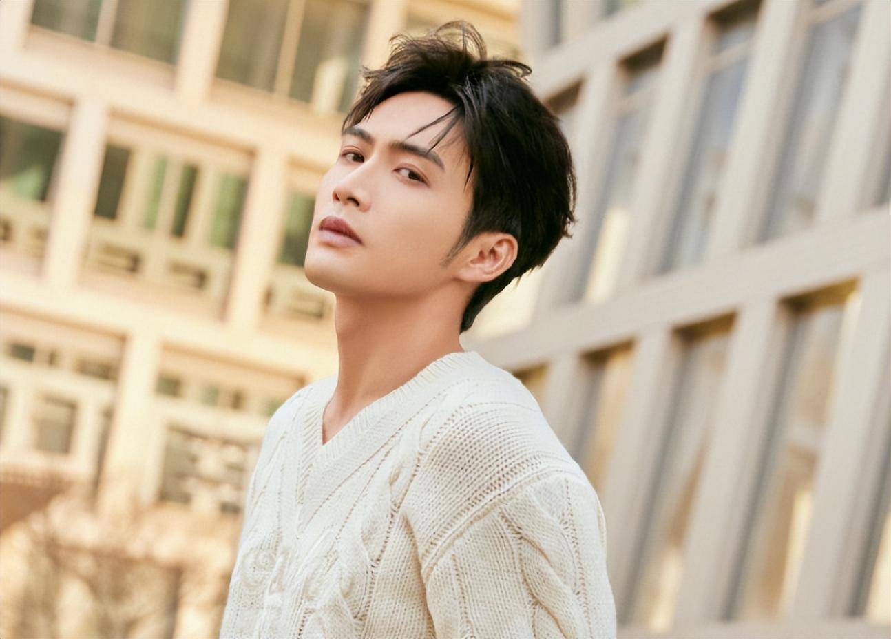 有网友评论说:"张彬彬不仅是一位优秀的演员,更是一位有爱心的公益