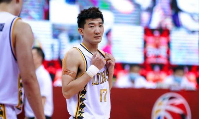 后卫线由广厦核心孙铭徽担任.