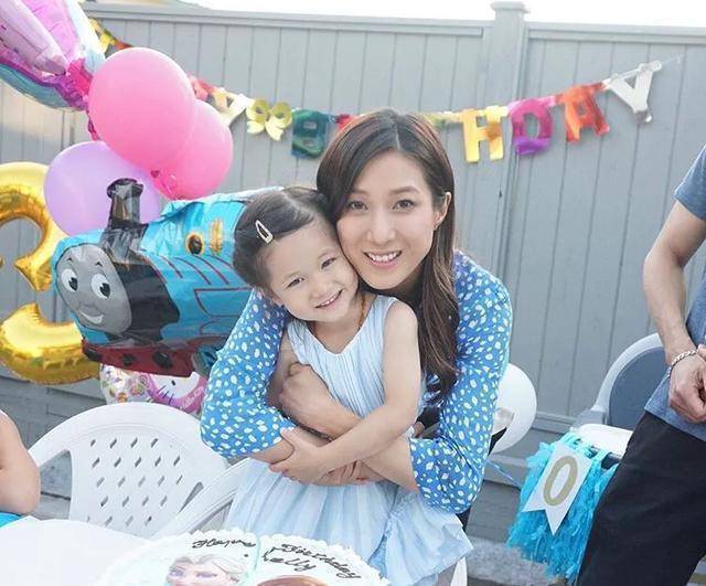 原创钟嘉欣晒一对子女熟睡萌照弟弟把手臂给姐姐当枕头又暖又帅