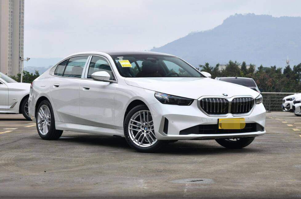 宝马530li xdrive上市了!售价5059万元,新增xdrive全时四驱系统