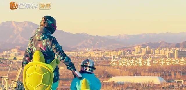 原创大麟子滑雪时摔倒邓莎却扶不起儿子爱莫能助的样子超可爱