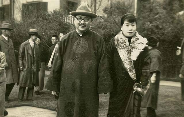 然而好景不长,孔令仪结婚不久就和丈夫离婚了,也许是他们认识的时间