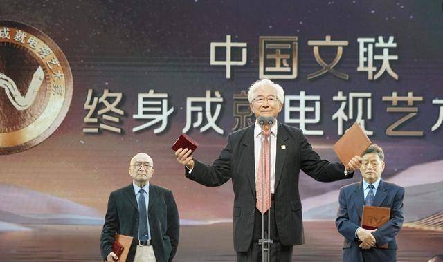 陈铎81岁坐金鹰节现场仍眼明心细对何炅做好事行为赞不绝口