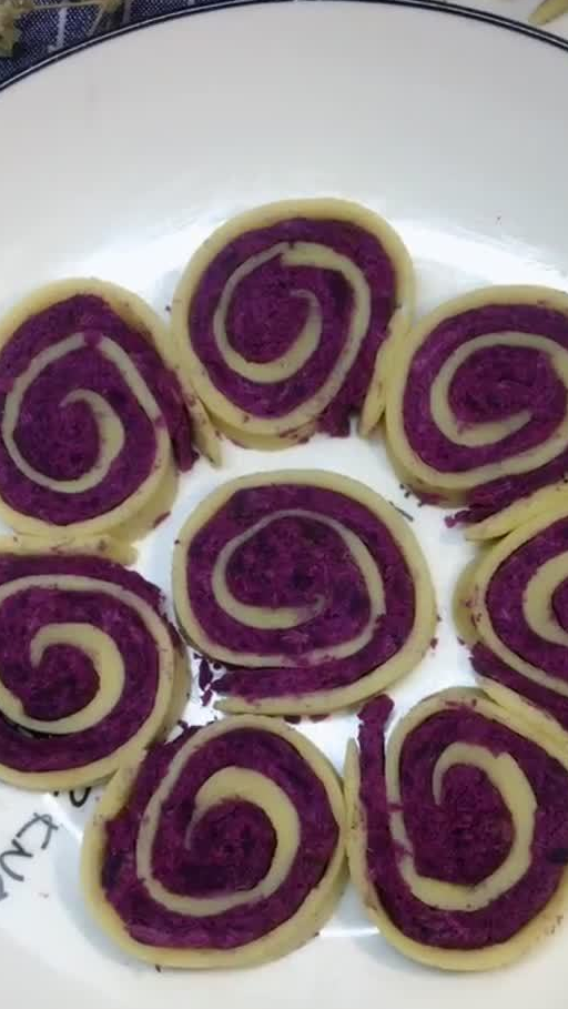 原创奶香紫薯蛋卷制作简单美观漂亮家人消灭的速度越快越有成就感