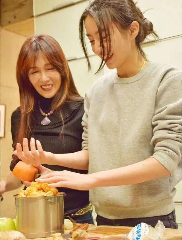 原创木村拓哉大女儿毕业照穿和服甜美乖巧可气质还不如49岁的老妈