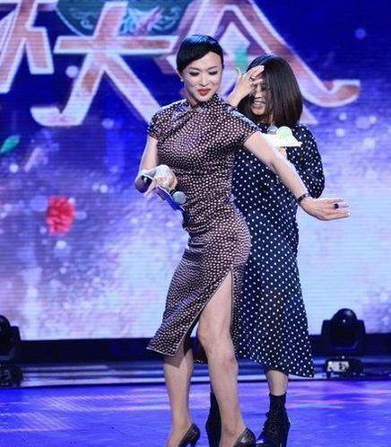 原创金星买早饭被认出半扎头发再搭条连衣裙本人还是很漂亮