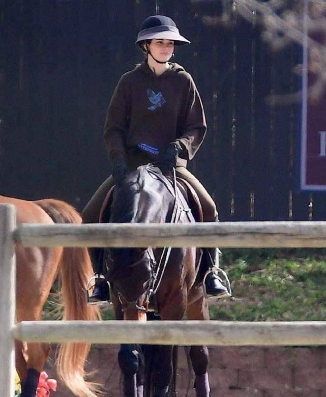 原创金卡戴珊九头身真优越裹针织衫穿出廉价感超模肯豆驯马超酷飒