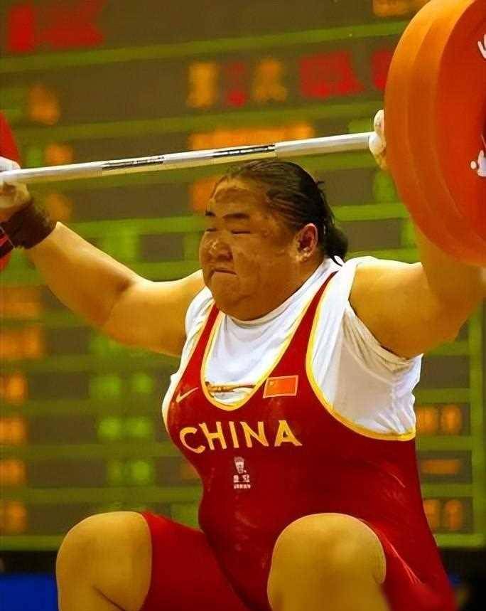原创举重冠军唐功红打破世界纪录为夺冠险丧命地方奖励4室2厅