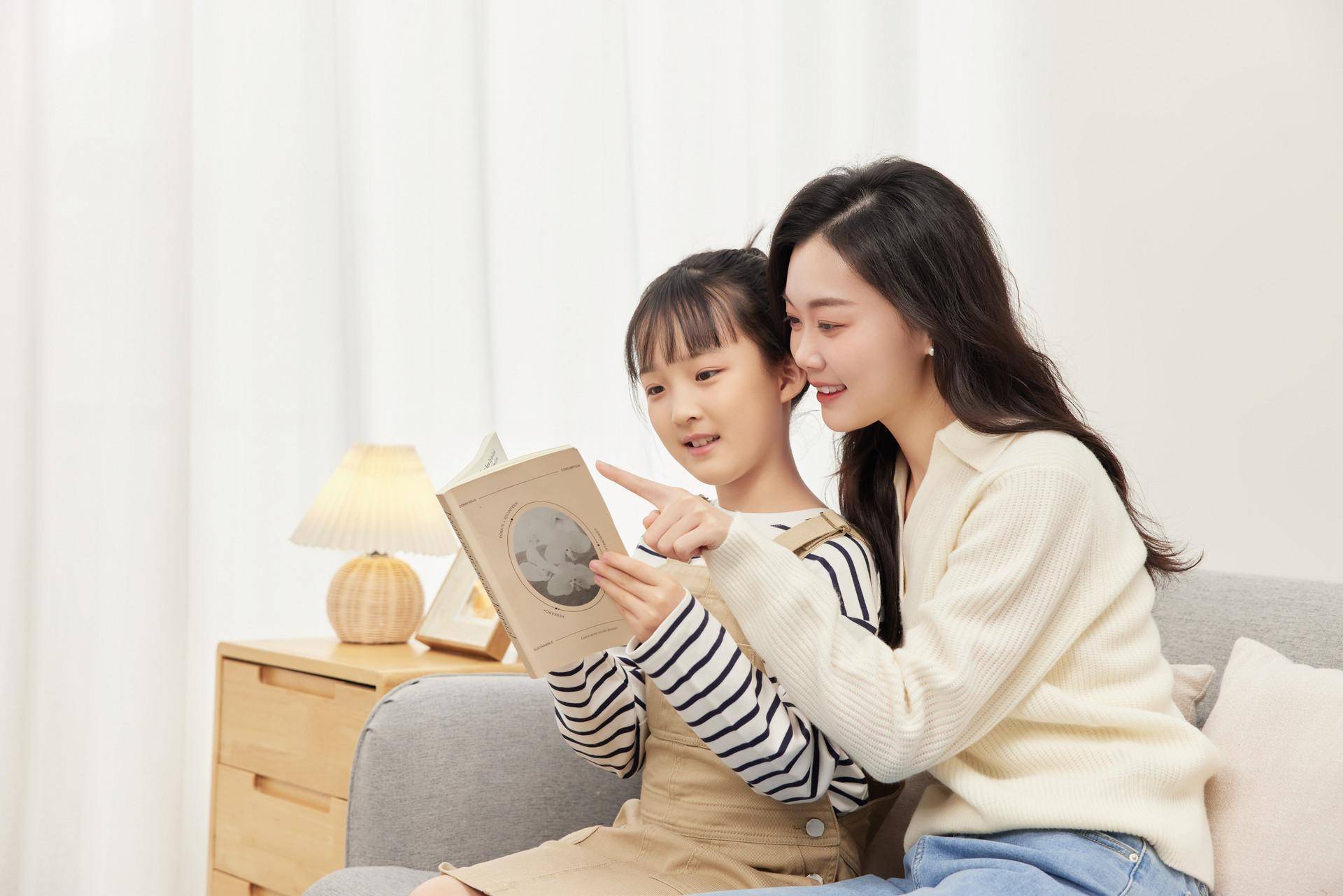 妈妈和同学在卧室讨论问题