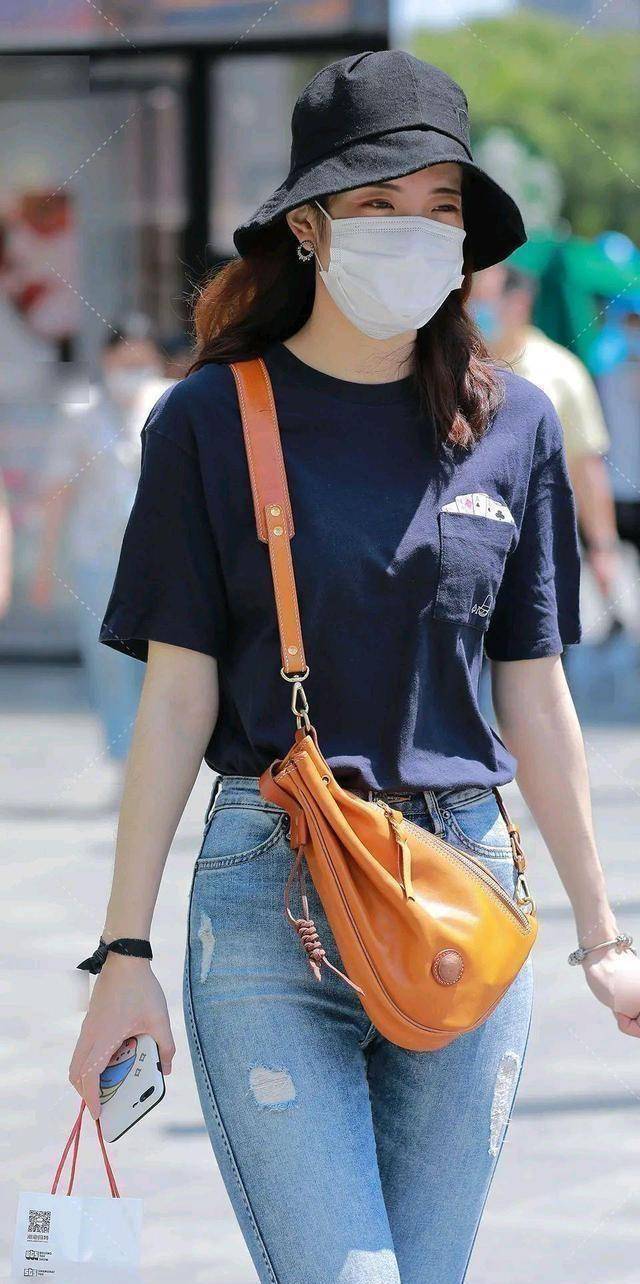 穿上华丽优雅女神范的瑜伽裤装扮显得腰细腿长优雅时髦