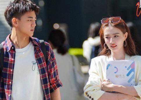 陈都灵新剧丸子头造型太美白衬衣黑领带很精巧徐璐服装迷人眼