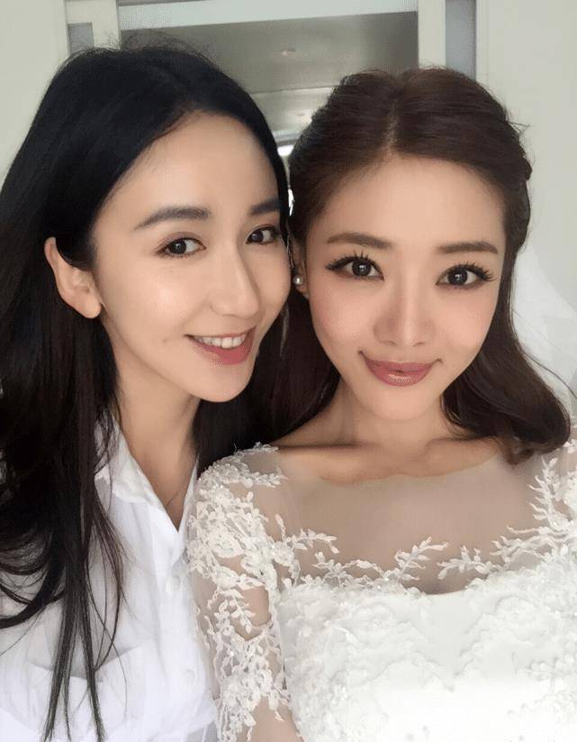 我们能够感受到邓家佳和娄艺潇关系非常好,两人经常一起相聚和拍合影