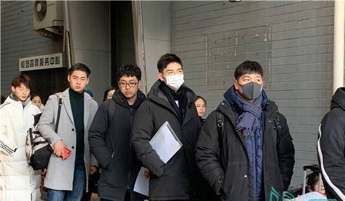 陈飞宇现身北电进行艺考素颜获好评