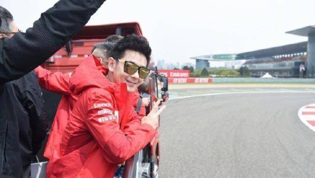 陈若仪和林志颖一起去上海看f1赛车,在外滩拍美照_活动_kimi_双胞胎