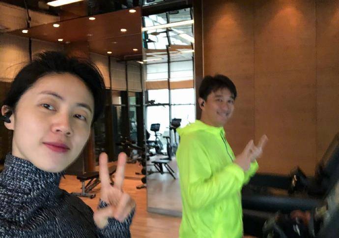 原创孩子们要开学了黄磊很激动像自己开学一样闹钟没响人就醒了