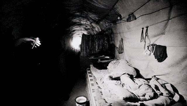 原创6名德军在防空洞睡觉醒来后发现被埋6年后被绝望活生生憋死