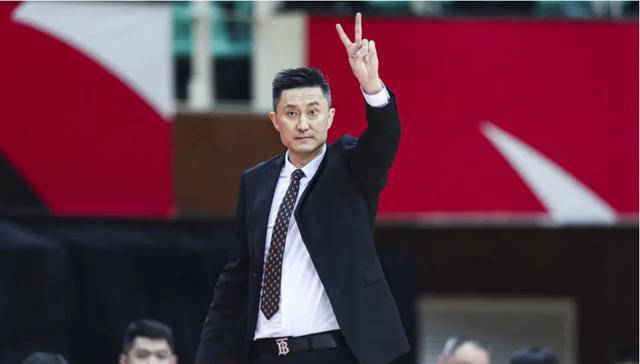 新疆男篮主帅邱彪荣膺cba最佳教练实至名归