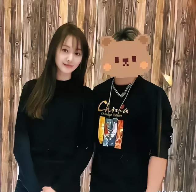 原创郑爽大变样五官不协调两只眼睛不对称香肠嘴满脸科技感