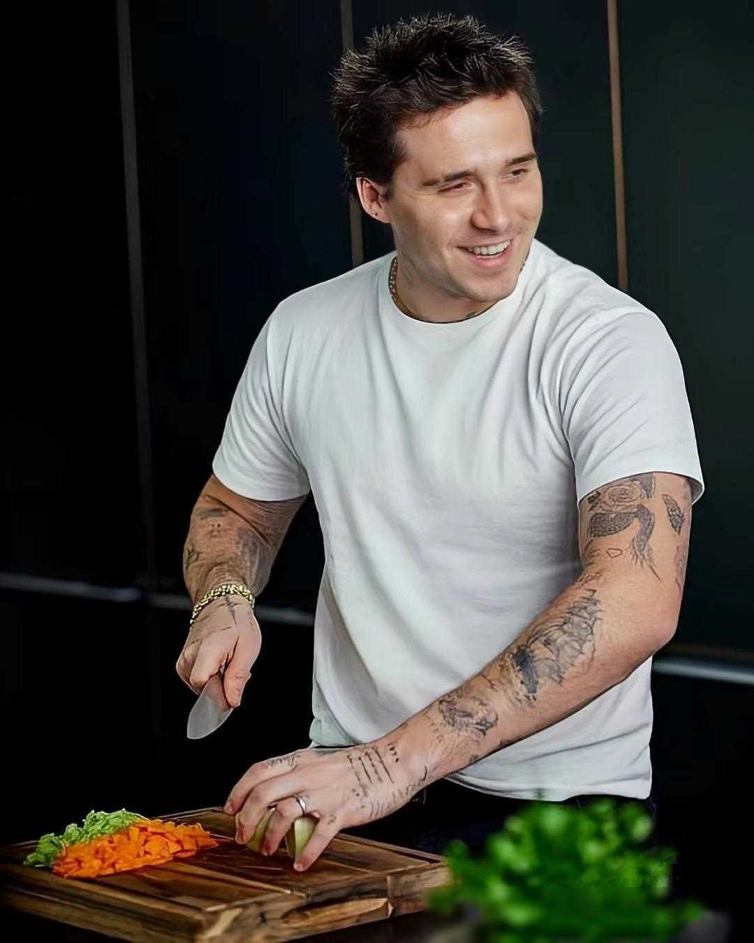 结婚后,他成为了称职的"五好先生",家务样样在行.