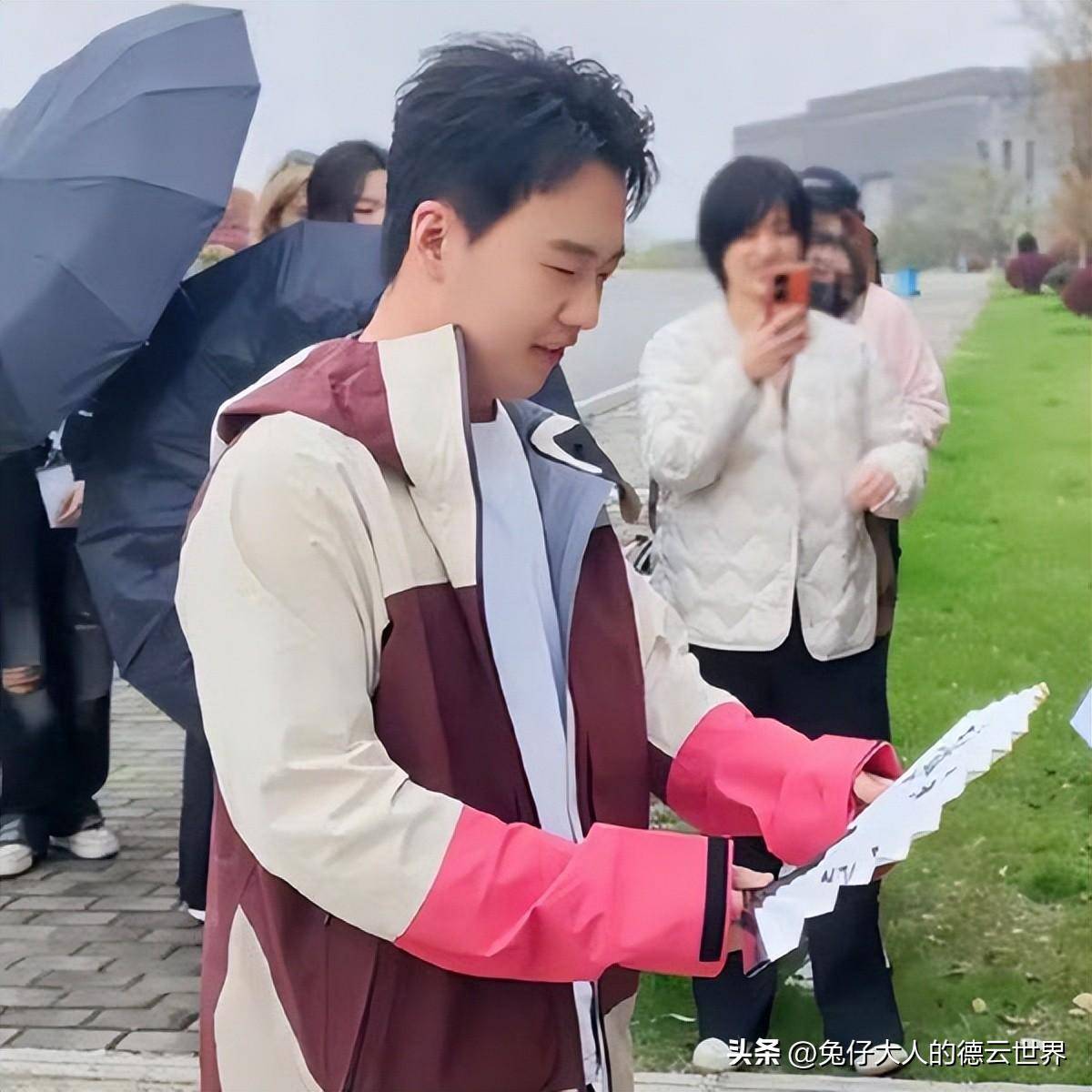德云社秦霄贤做客郭麒麟综艺二人同行被粉丝围堵人气很是旺盛
