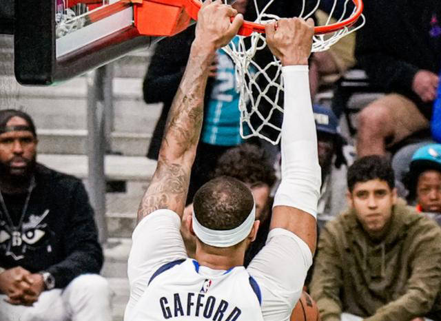 东契奇独揽三双独行侠以26分大胜黄蜂