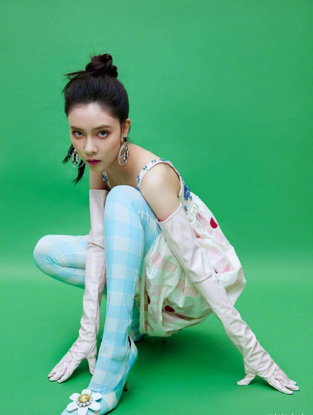 原创宋妍霏拍照角度好刁钻穿樱桃裙配中筒袜这小腿比我手臂还细