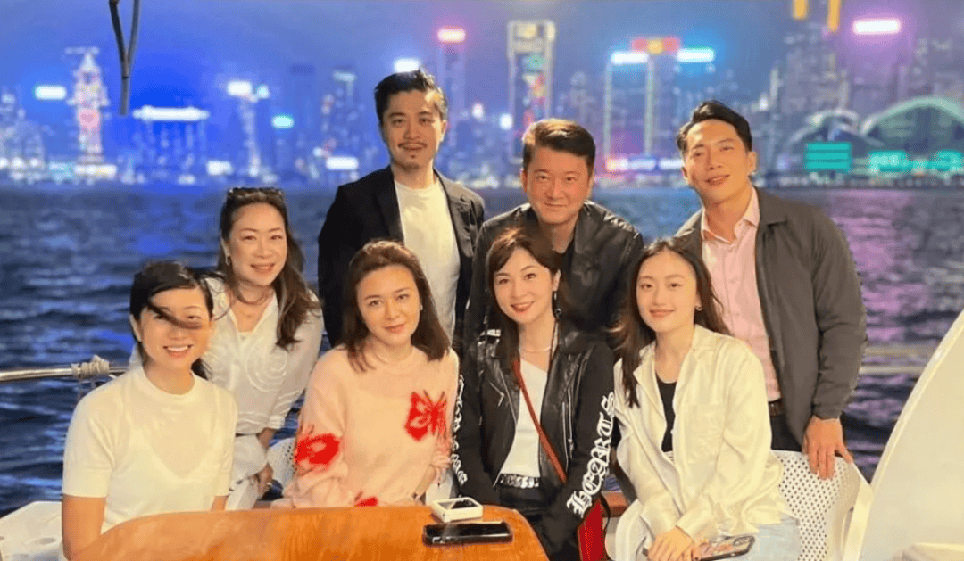 关之琳豪华游艇聚会穿半透粉毛衣青春逼人61岁看起来比20多岁小姑娘都