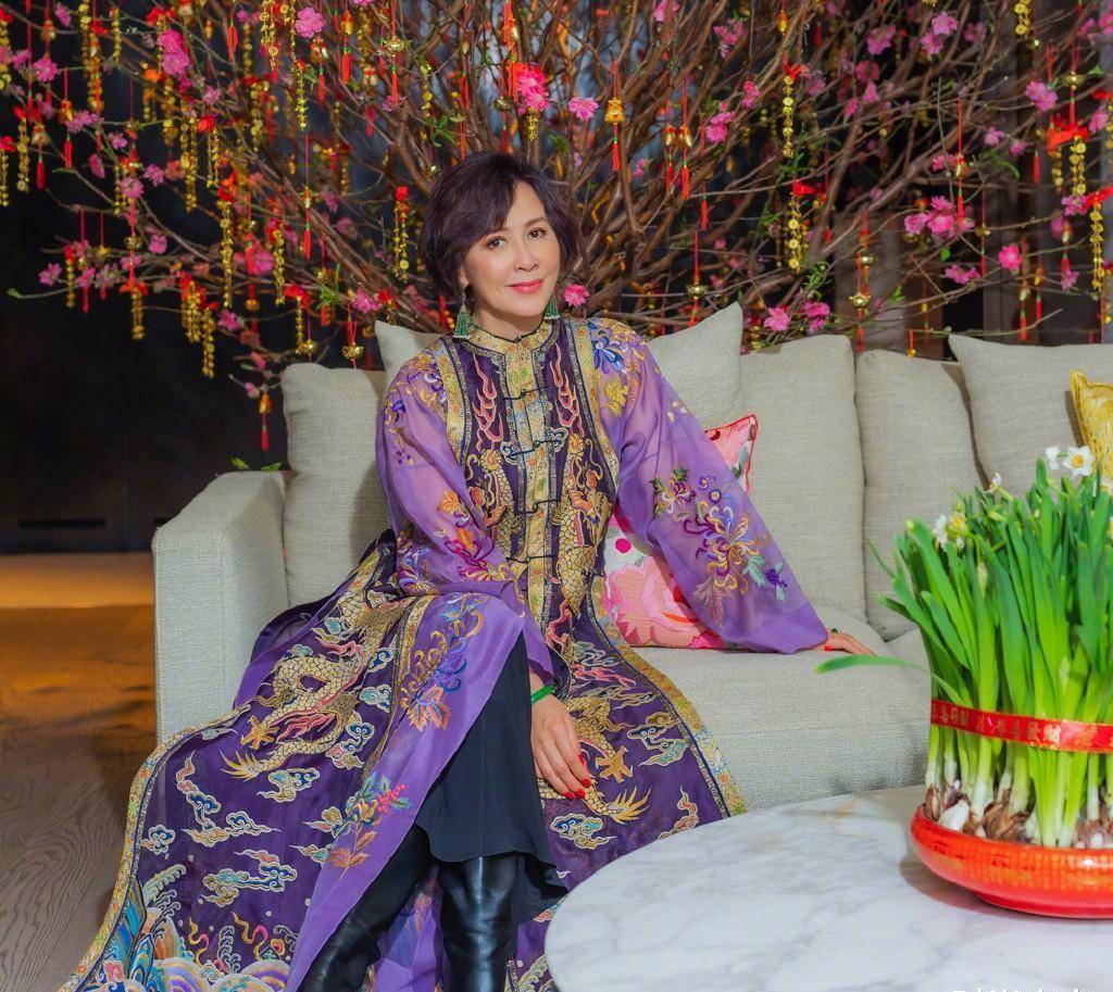 原创65岁刘嘉玲近照放出身穿撞色运动风套装出镜网友真不服老