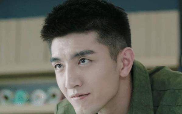 原创军人世家出生的金瀚难怪扮演霸道总裁那么高傲冷静