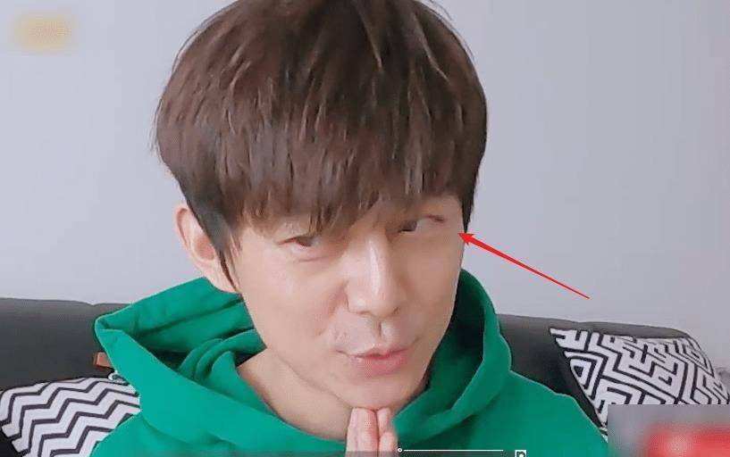 原创何炅收到高龄求助信双手下意识合十直言压力好大