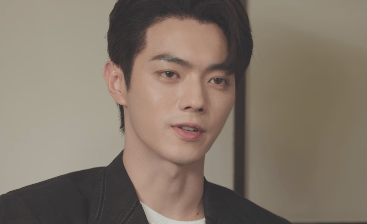 同样的发型,永远冷漠的脸,无趣的台词,许凯的演技,都体现在无时无刻的