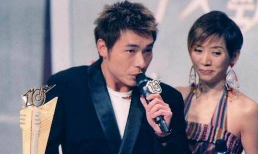 许志安曾是香港有名的音乐天才和演员,在音乐的道路上可以说是一帆